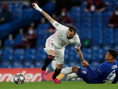 Thiago Silva trata de frenar a Benzema este miércoles en Stamford Bridge.