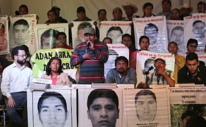 Melitón Ortega, padres de uno de los desaparecidos, al centro.