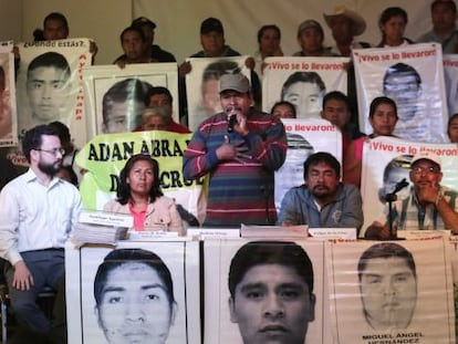 Melit&oacute;n Ortega, padres de uno de los desaparecidos, al centro.