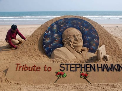 Sudarsan Patnaik da los toques finales a una escultura en honor a Stephen Hawking en la playa de Puri (India).