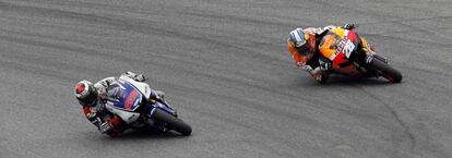 Jorge Lorenzo (i) y Dani Pedrosa (d) luchan por la victoria.