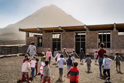 Escuela de Cha das Caldeiras, construida con materiales autóctonos por los propios isleños. Ganó el Premio Holcim de arquitectura sostenible. 