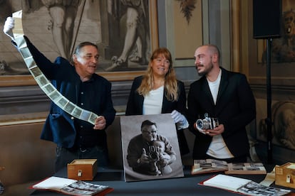 La consellera de Cultura, Natàlia Garriga, junto a Andreu Català Pedersen y Marc Català Santafé, durante la rueda de prensa para anunciar la adquisición del fondo Francesc Català-Roca por la Generalitat.