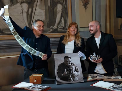 La consellera de Cultura, Natàlia Garriga, junto a Andreu Català Pedersen y Marc Català Santafé, durante la rueda de prensa para anunciar la adquisición del fondo Francesc Català-Roca por la Generalitat.