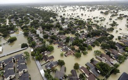 El agua del embalse de Addicks fluye hacia los vecindarios a medida que crecen las aguas de la tormenta tropical Harvey en Houston (EE UU) el pasado mes de agosto.