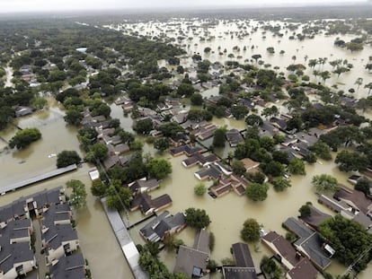 El agua del embalse de Addicks fluye hacia los vecindarios a medida que crecen las aguas de la tormenta tropical Harvey en Houston (EE UU) el pasado mes de agosto.