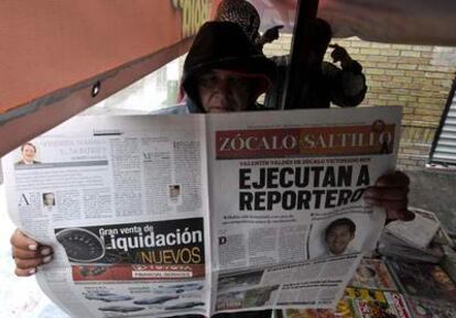 Un residente de la ciudad mexicana de Saltillo lee un diario con el asesinato del periodista Valentín Valdés en la portada.