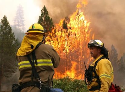 Dos bomberos combaten el fuego en Concow, California.