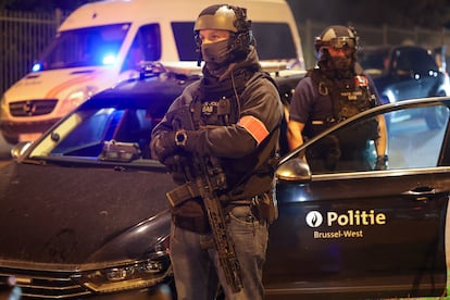 Agentes de policía en el exterior del estadio en Bruselas durante su evacuación, este lunes. 