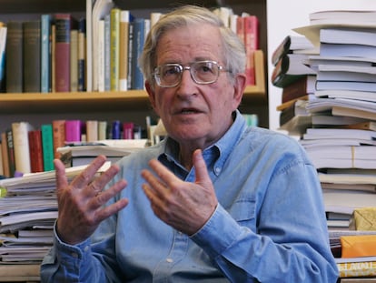 Noam Chomsky, fotografiado en su despacho del MIT.