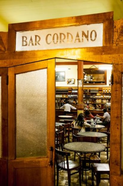 Salón del Bar Cordano, abierto a principios del siglo XX en el centro histórico de Lima.