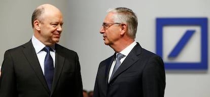 El consejero delegado de Deutsche Bank, John Cryan, y el presidente del consejo de administración, Paul Achleitner, en la última junta de accionistas