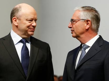 El consejero delegado de Deutsche Bank, John Cryan, y el presidente del consejo de administración, Paul Achleitner, en la última junta de accionistas