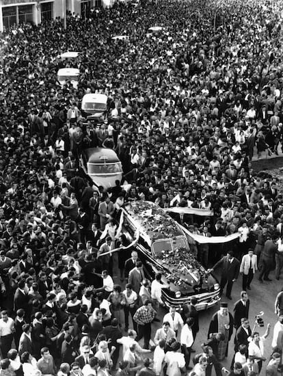 Cortejo fúnebre de Grigoris Lambrakis, asesinado en Atenas en 1963, cuya historia inspiró la película 'Z' con guion de Jorge Semprún, basado en la novela homónima del escritor Vasilis Vasilicós. 