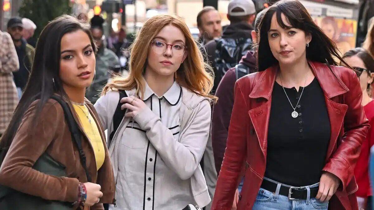 Celeste O'Connor, Sydney Sweeney y Dakota Johnson, en 'Madame Web'.