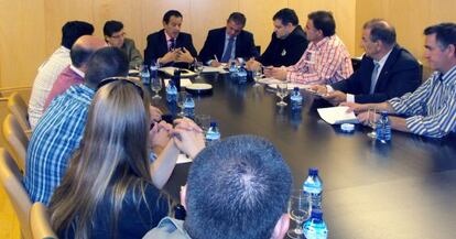 El diputado del PP y exalcalde de Córdoba, Rafael Merino, preside en el Congreso la reunión con los representantes de las entidades locales el pasado 9 de octubre.