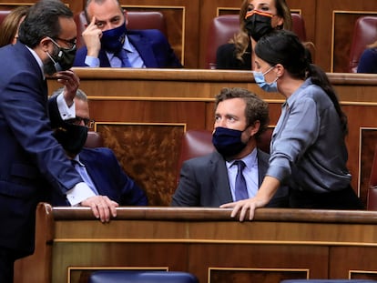 Los diputados de Vox Macarena Olona (a la derecha), José María Sánchez García (izquierda) y el portavoz parlamentario de la formación, Iván Espinosa de los Monteros, durante la sesión plenaria del Congreso de los Diputados celebrada este martes en Madrid.