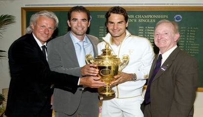 Bjorn Borg, Pete Sampras, Roger Federer y Rod Laver posan con el trofeo del torneo de Wimbledon de 2009.