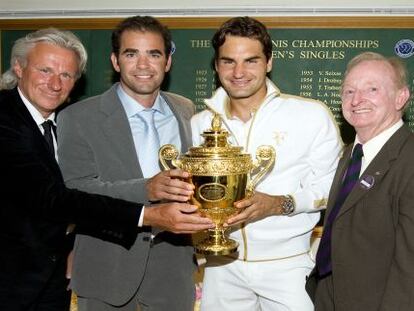 Bjorn Borg, Pete Sampras, Roger Federer y Rod Laver posan con el trofeo del torneo de Wimbledon de 2009.