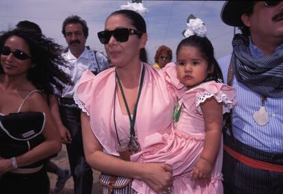 Isabel Pantoja adoptó a María Isabel Pantoja Martín (Perú, 1995) un año más tarde de su nacimiento. La adopción no estuvo exenta de polémica. Se cuenta que el propio Alberto Fujimori —presidente de Perú entre 1990 y 2000— acompañó a la tonadillera al orfanato donde estaba la conocida como ‘Chabelita’ y que le despidió en el avión de vuelta a España.