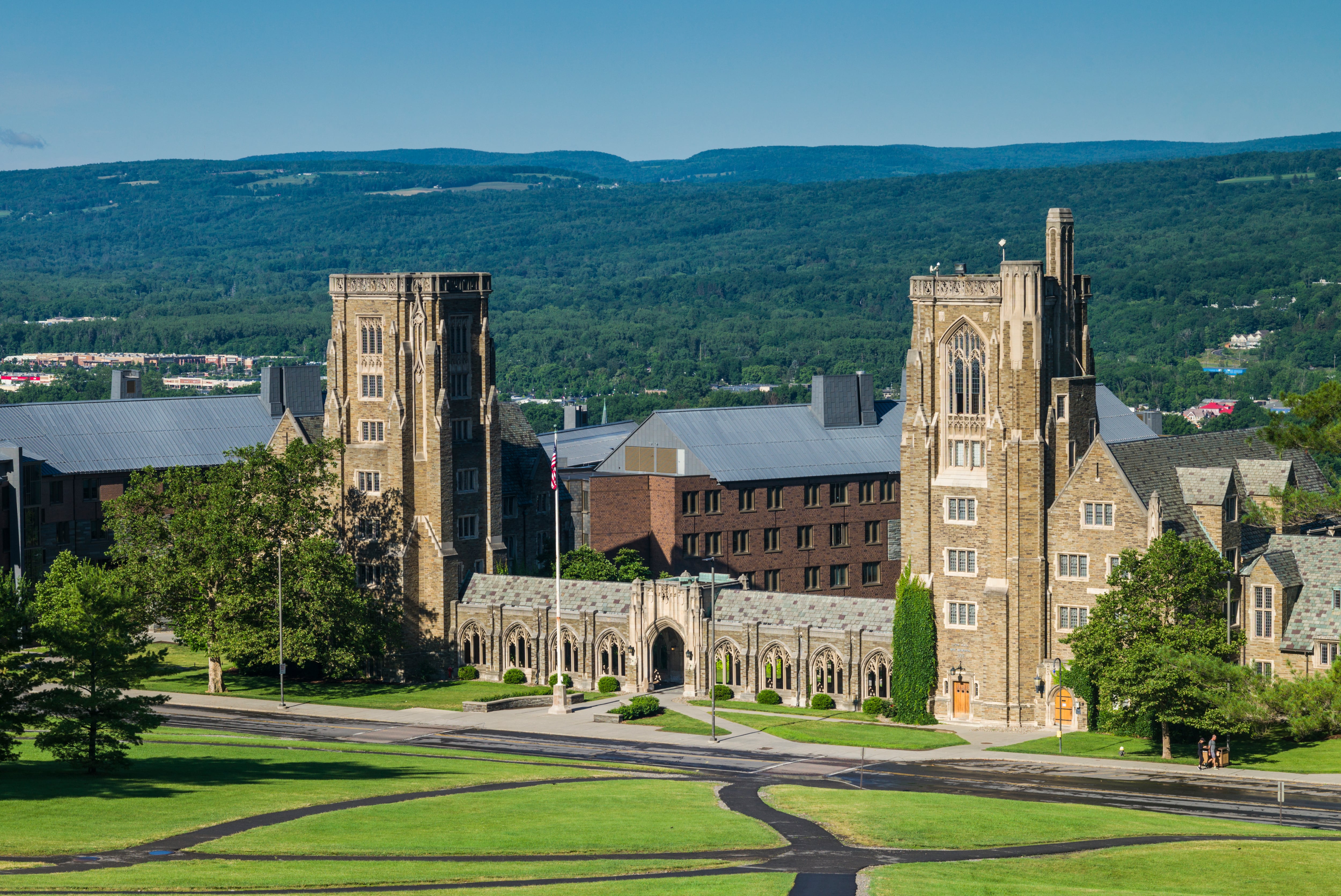 Una estudiante de la Universidad de Cornell denuncia a siete miembros de una fraternidad por drogarla y violarla durante horas