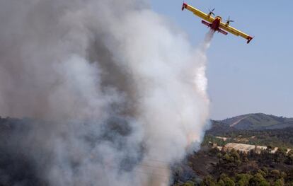 El Ministerio de Agricultura, Pesca y Alimentación ha incrementado el dispositivo aéreo de extinción que, por segundo día consecutivo, trabaja en Huelva para sofocar el incendio declarado ayer en la Sierra de San Cristóbal, en la localidad de Nerva.