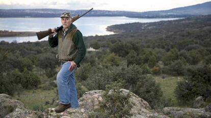 Un vecino de Manzanares el Real (Madrid), posa con su escopeta en el coto de caza " El Chaparral".