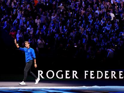 Roger Federer saluda a la grada del O2 Arena de Londres.
