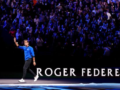 Roger Federer saluda a la grada del O2 Arena de Londres.