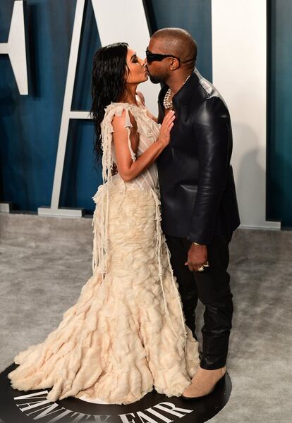 Kim Kardashian y Kanye West posaron como auténticas estrellas a su llegada a la fiesta de 'Vanity Fair'. Ella optó por un vestido en blanco roto con minovolantes de Alexander McQueen creado por el diseñador británico en 2003 y por joyas de Lorraine Schwartz; él, por un traje de cuero de Dunhill y gafas de sol.