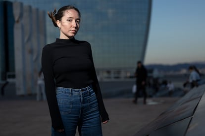 Anna Pacheco, en el mirador del Mediterráneo en la Barceloneta.