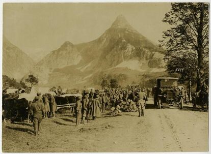 Convoy militar y de suministros alemán que se dirige hacia la ofensiva del Isonzo, 1917. Fotografía de la BUFA. 