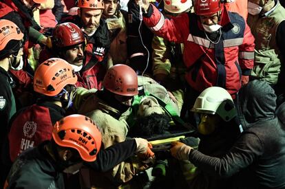 Los equipos de emergencia rescatan a una mujer herida entre los escombros del edificio que se derrumbó en el distrito Kartal de Estambul, Turquía.