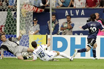 Messi marca el sexto gol de Argentina contra Serbia.