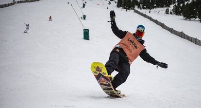 Un practicant de surf de neu a l'estació d'esquí de la Masella.