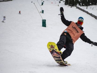 Un practicante de 'snowboarding' en la estación de esquí de La Masella. 