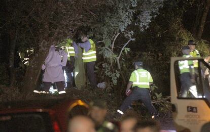 Los servicios de emergencia asisten a una de las victimas de la tragedia ocurrido la tarde del sábado.