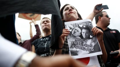 Protestas por la visita del supremacista Richard Spencer en la Universidad de Florida en 2017 con un meme de Hitler.