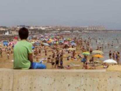 Miles de ba&ntilde;istas disfrutan en la playa de la Malvarrosa de Valencia. 