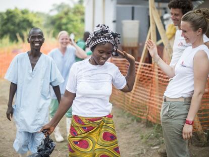 Una superviviente del ébola se despide tras el alta en un centro de Médicos Sin Fronteras en Guekedou (Guinea), en 2014.