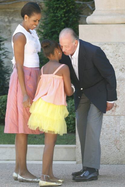 Michelle Obama y su hija menor, Sasha, son recibidas en Marivent por el Rey