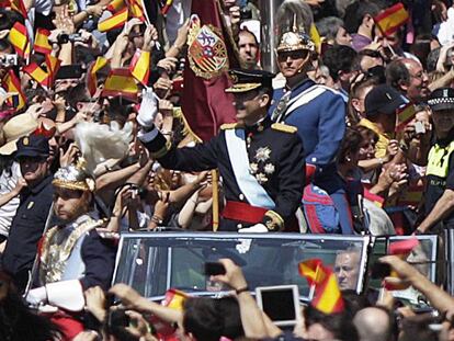 Felipe VI, en un coche descubierto, el d&iacute;a de su proclamaci&oacute;n.