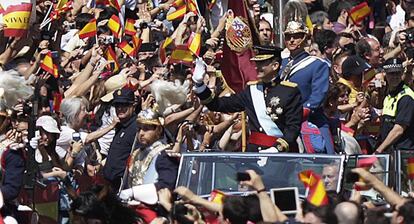 Felipe VI, en un coche descubierto, el d&iacute;a de su proclamaci&oacute;n.