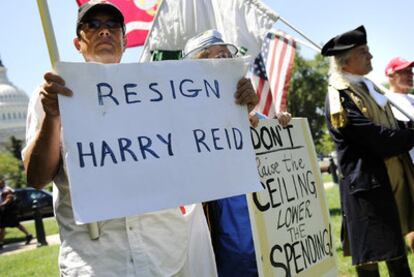 Partidarios del Tea Party se manifiestan cerca del Capitolio, ayer en Washington.