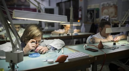 Estudiantes del curso de FP para relojeros en un instituto de Barcelona