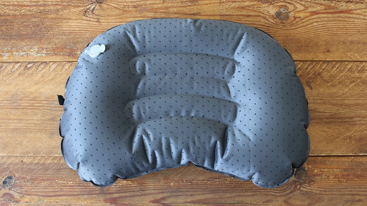 Gracias a su tamaño compacto cuando está desinflada, la almohada hinchable para camping Trekology es fácil de transportar.