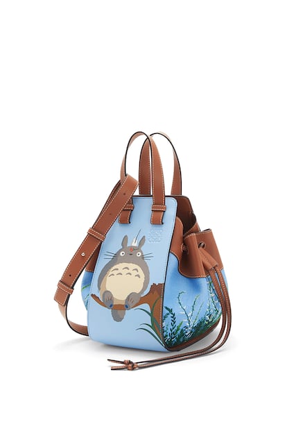 Bolso pequeño Totoro Hammock con cordón de piel de becerro y lino.

La relación entre LOEWE y el Studio Ghibli nace de su mutua admiración por la artesanía, que con Totoro refleja el acercamiento a la naturaleza y la creatividad.