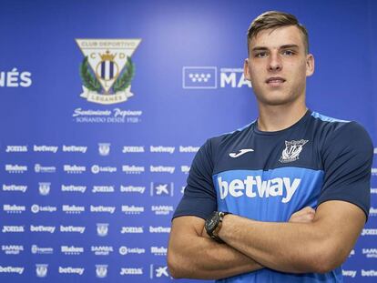 Lunin posa como nuevo jugador del Leganés.