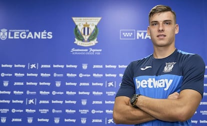 Lunin posa como nuevo jugador del Leganés.