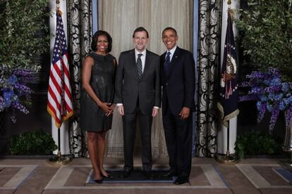 El presidente espa&ntilde;ol Mariano Rajoy (al centro) con Michelle y Barack Obama en septiembre de 2012.